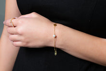 Load image into Gallery viewer, Red Carpet Globe Pearl Bracelet