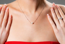 Load image into Gallery viewer, Red Carpet Globe Pearl Necklace