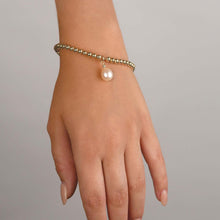 Load image into Gallery viewer, Stretchy Bracelet with Oval Pearl
