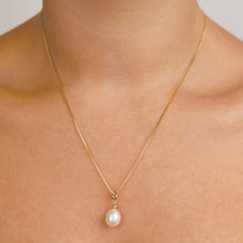 Load image into Gallery viewer, Fine Box Chain Necklace Wth Oval Pearl
