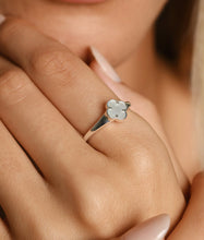 Load image into Gallery viewer, Mother Of Pearl Clover Ring
