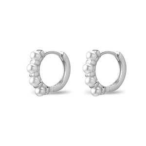 Huggie Earrings With 4 Pearl Detail