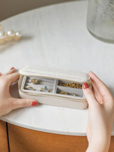 Load image into Gallery viewer, Oatmeal &amp; Linen Medium Travel Jewellery Box
